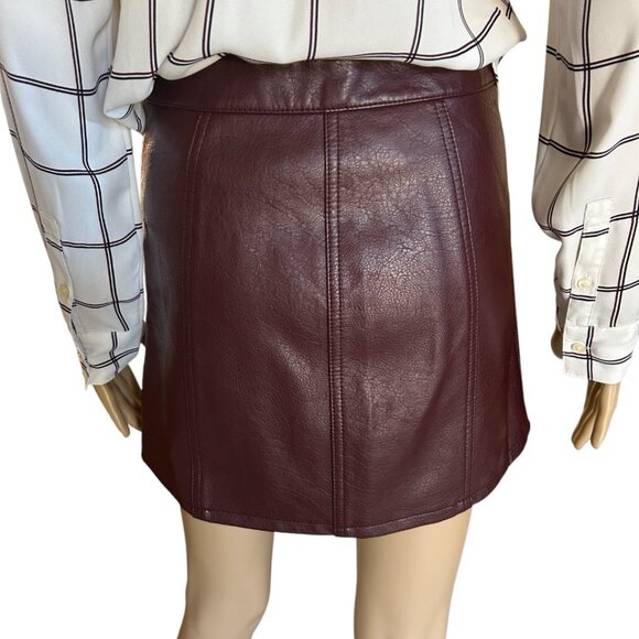 ๐ NWOT ๐๏ธ EXPRESS WOMEN'S BURGUNDY SHORT MINI FAUX LEATHER FRONT BUTTONS SKIRT - Picture 2 of 3